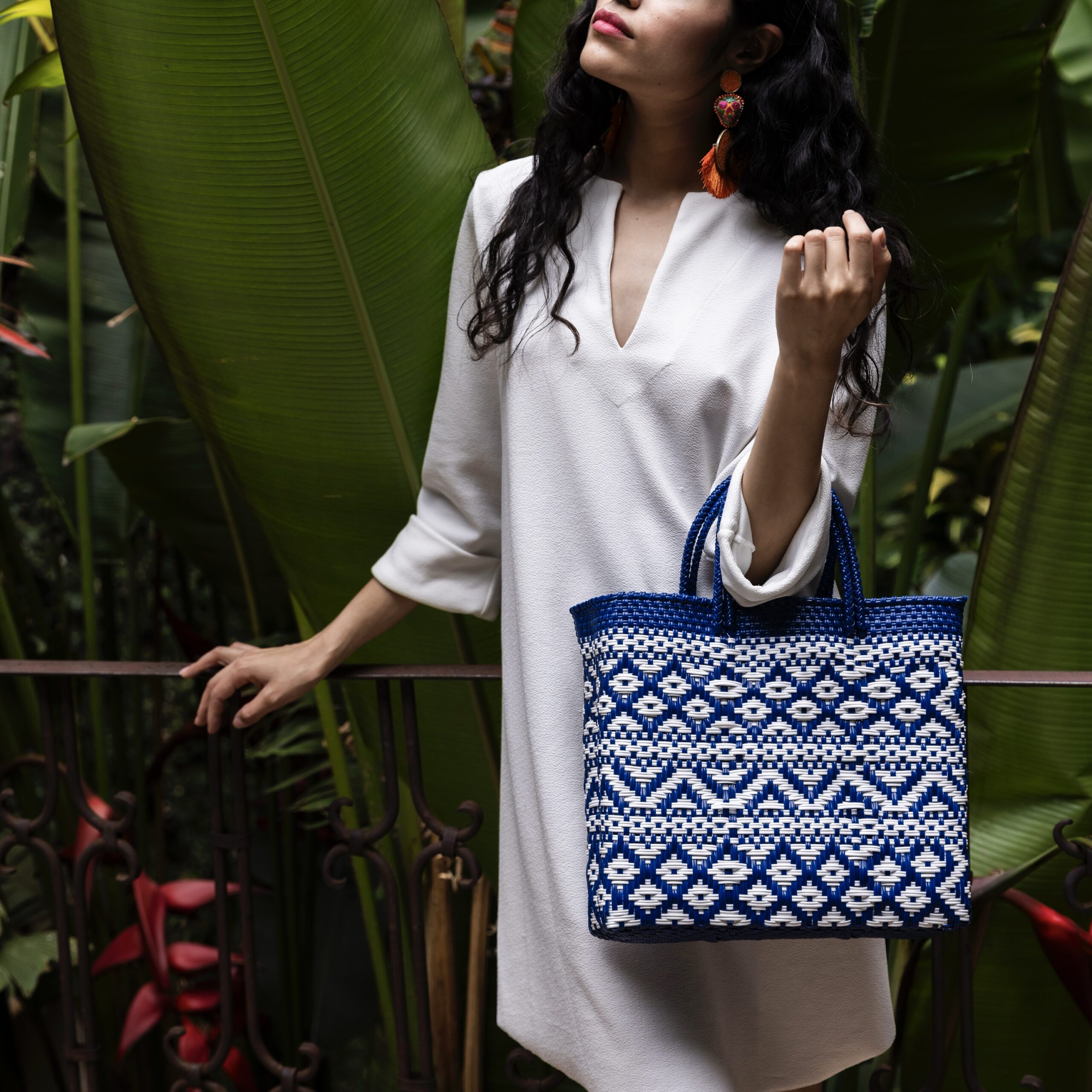 【新品】メキシコ産 オアハカ 青 メルカドバッグ ブルーフリフリチャーム付かごS オアハカ産 メルカドバッグ メキシコ Sサイズ ホワイトブルー